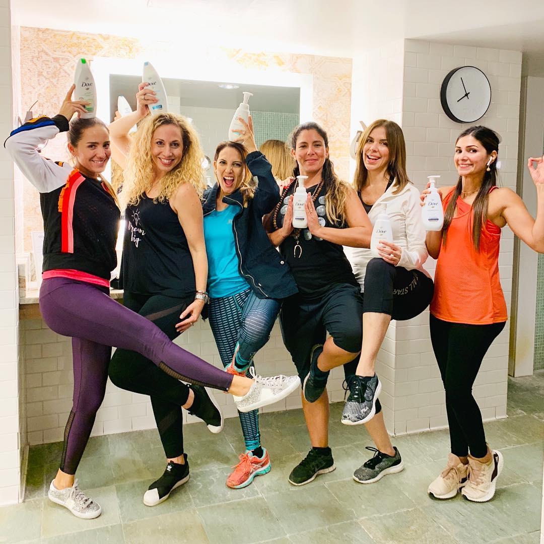 Probando los nuevos productos de @Dove con amigas ...