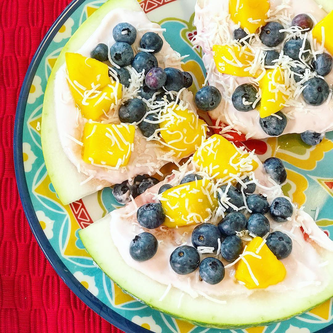 Descubre maneras novedosas de servir frutas a tu f...