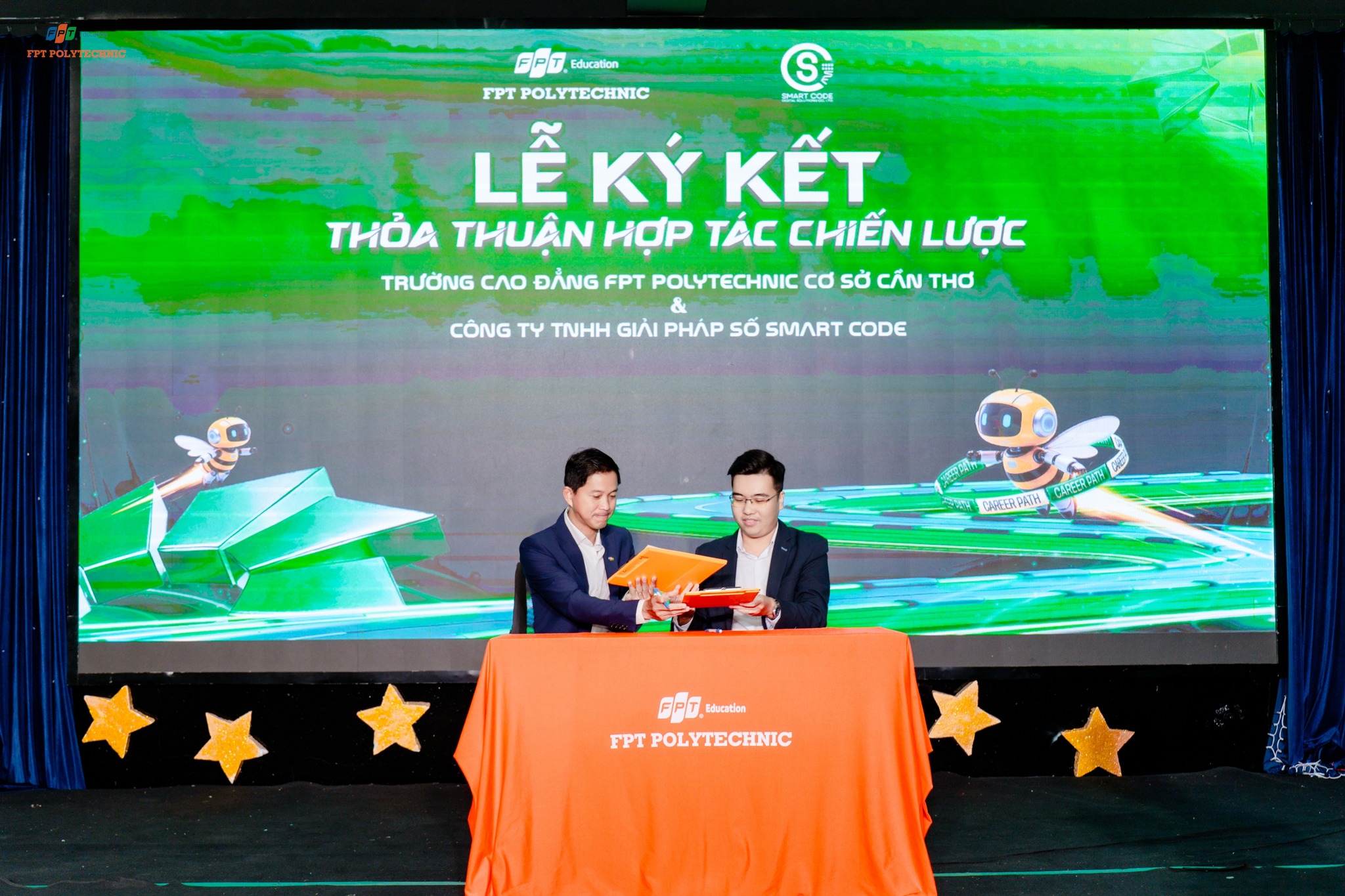 Khoảnh khắc ký kết hợp tác FPT Polytechnic Cần Thơ và Smart Code