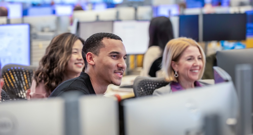 Two people talking in the office.