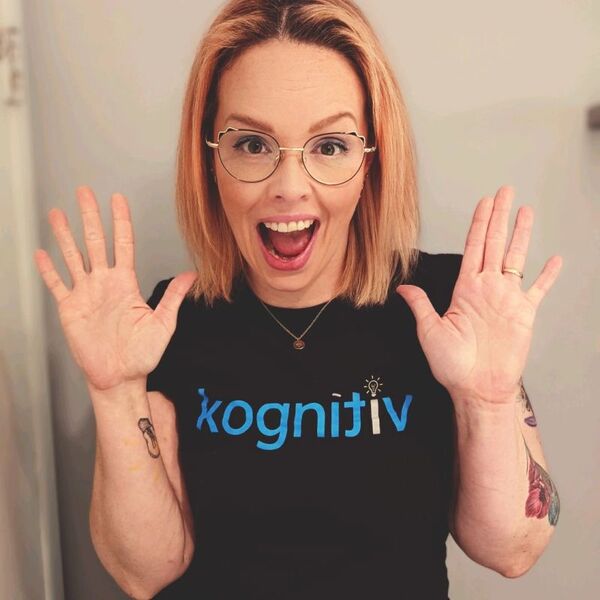 happy woman wearing a Kognitiv T-shirt