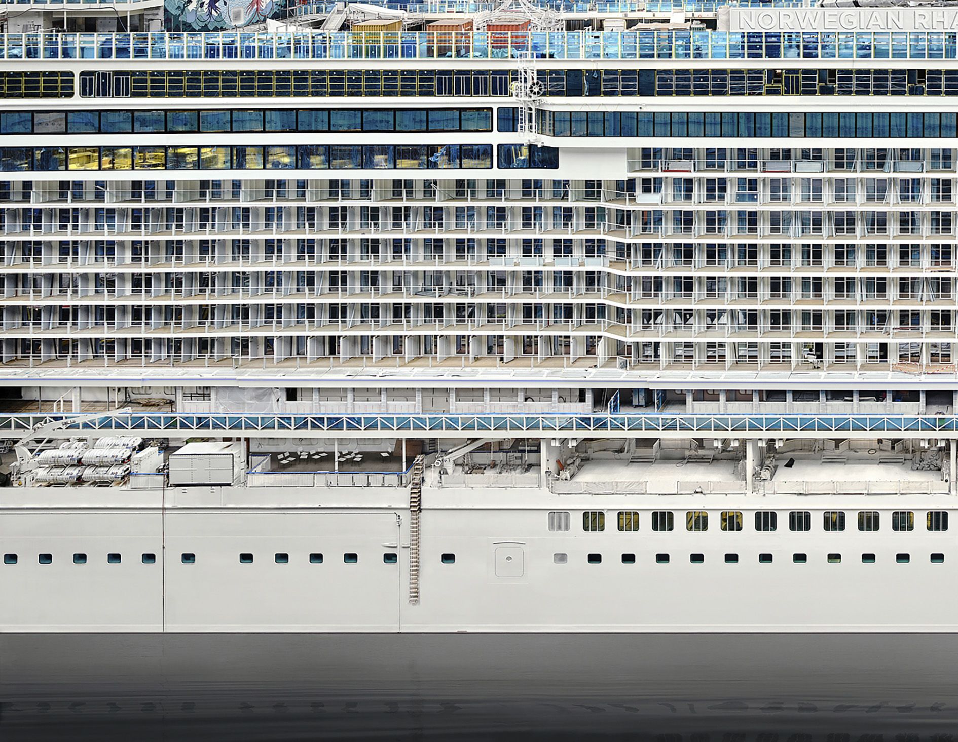 <p><b>Andreas Gursky<br />
</b><i>Kreuzfahrt (Cruise)</i>, 2020<br />
Inkjet print, Diasec<br />
228 &times; 468 &times; 6.7 cm | 89 3/4 &times; 184 1/4 &times; 2 5/8 inches (framed)<br />
Edition of 6 + 2 AP</p>
