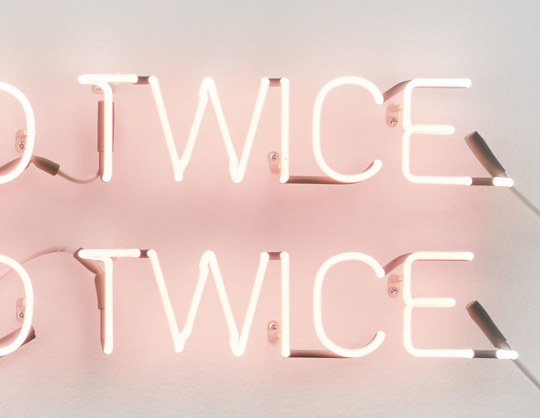 <p><b>Joseph Kosuth<br />
</b><i>&lsquo;Self-Described Twice&rsquo; [Pink]</i>, 1966<br />
Pink neon mounted directly on the wall<br />
28.2 &times; 237.8 cm | 11 &times; 93 5/8 inches</p>
