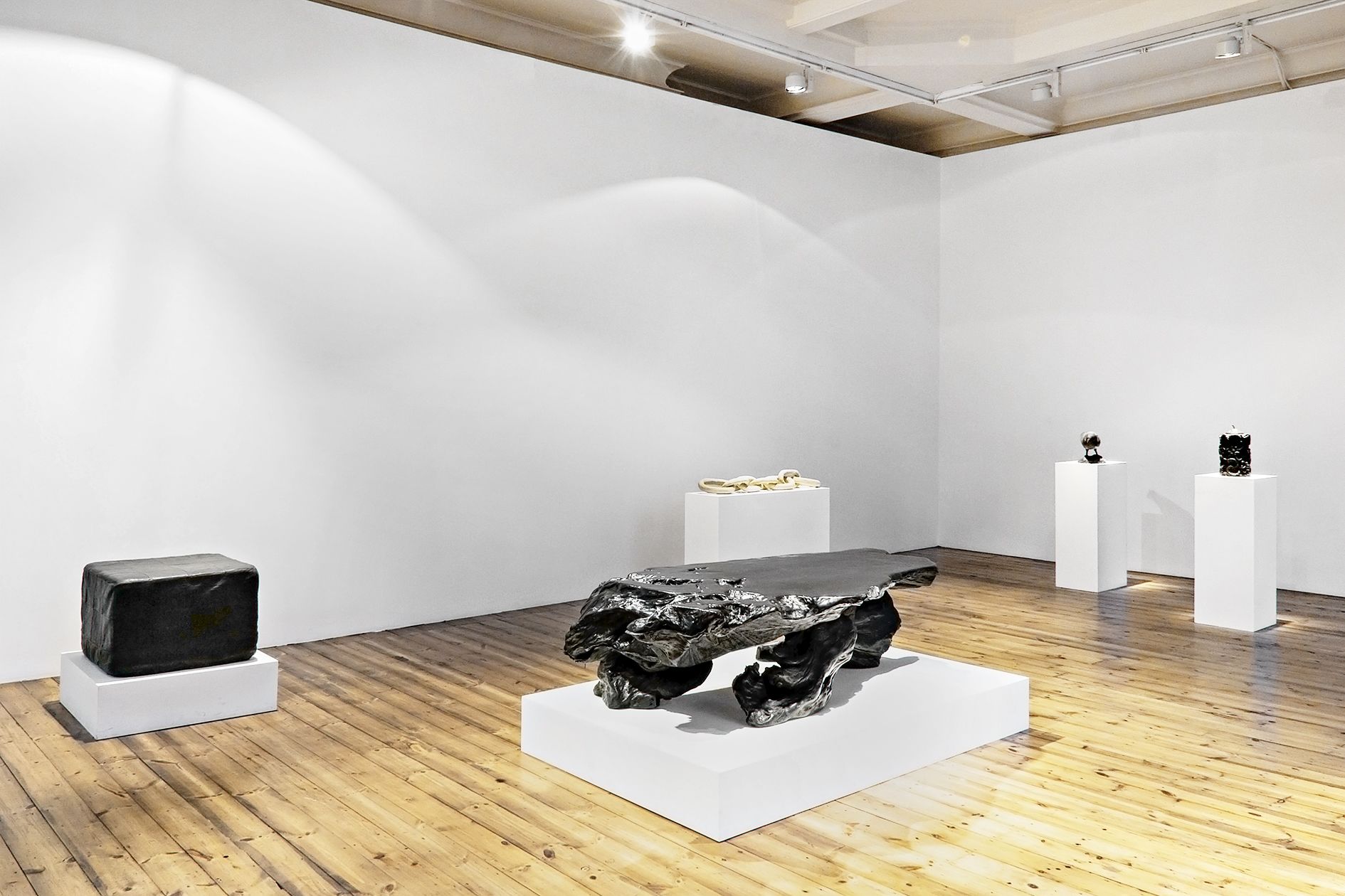 Peter Fischli David Weiss – Objects on pedestals – London