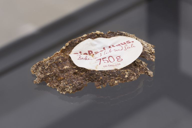 Andreas Slominski
Ich esse kein Papier, 2020
Bread, paper
8 cm &times; 5 cm &times; 1,5 cm