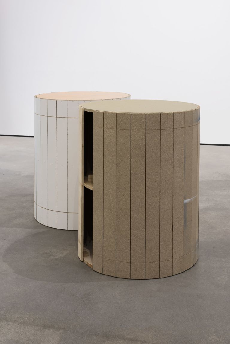 Manfred Pernice
Strandgut III, 2019
Wood, paint, electrics, metal 
105 cm × 208 cm × 245 cm (variable)