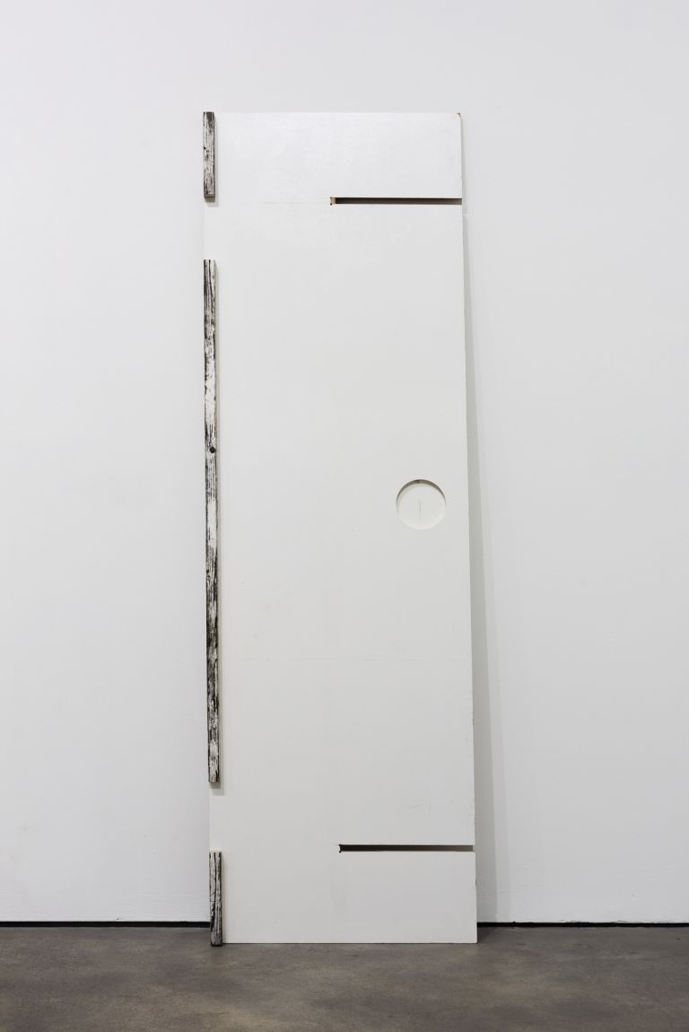 Manfred Pernice
Strandgut III, 2019
Wood, paint, electrics, metal 
105 cm × 208 cm × 245 cm (variable)