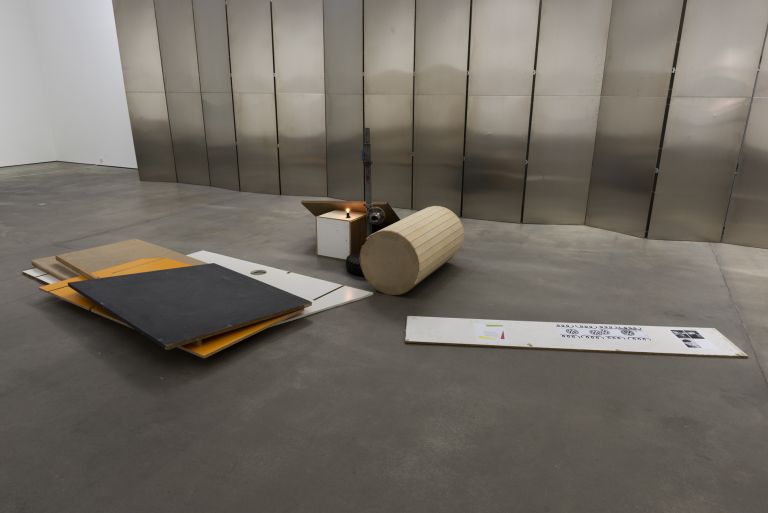 Manfred Pernice
Strandgut III, 2019
Wood, paint, electrics, metal 
105 cm × 208 cm × 245 cm (variable)