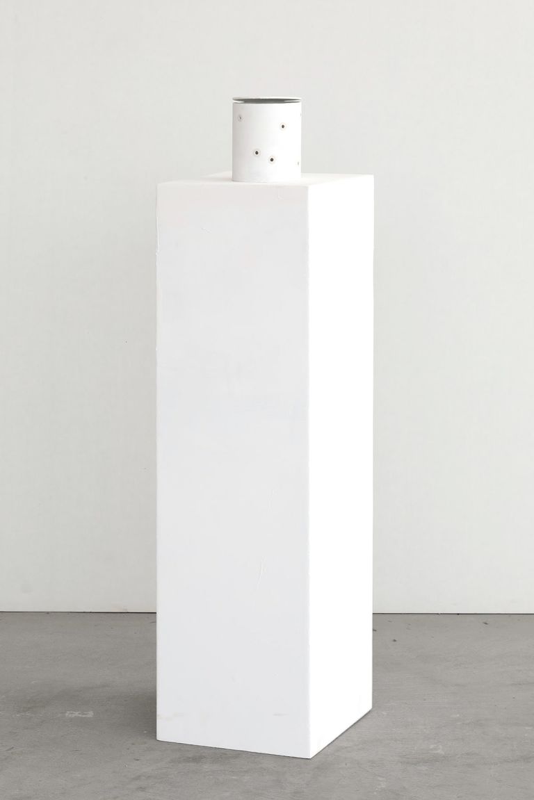 Peter Fischli
CANS, BAGS AND BOXES (Can Group Nr. 3), 2019
mounted cardboard, paint; plinth: honeycomb cardboard painted with champagne chalk
100.5 &times; 30 &times; 30 cm
39 5/8 &times; 11 7/8 &times; 11 7/8 inches