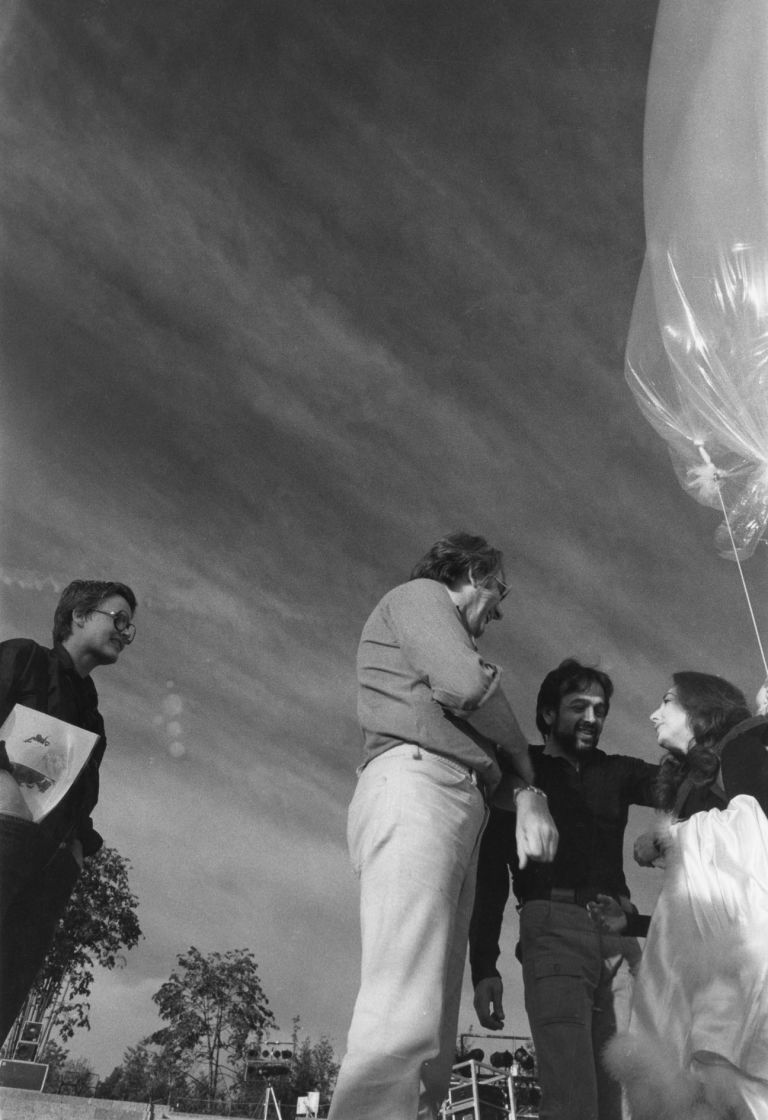 Otto Piene/Charlotte Moorman/Jim McWilliams, SKY KISS, 1983, CAVS/MIT Sky Art Conference '83, IGA Park, Seeb&uuml;hne, Munich. Pictured: Piene, Moorman, Elizabeth Goldring and Frank Pileggi.
Photo: Walter C. Dent