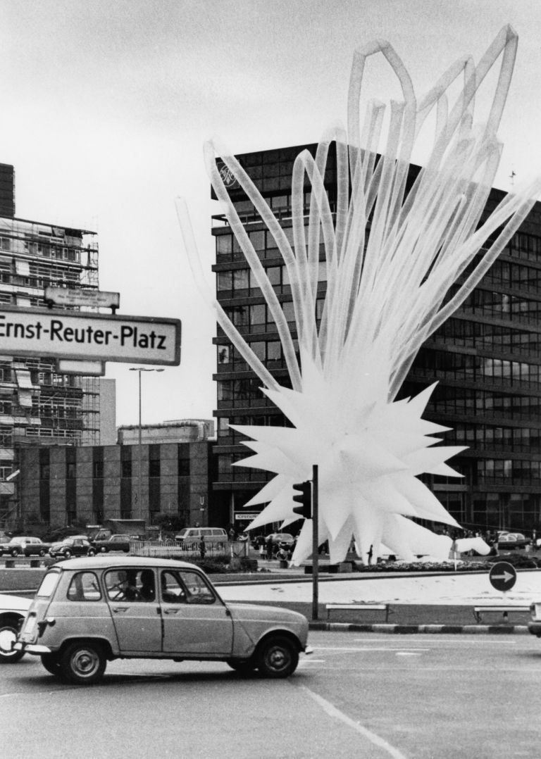 Otto Piene, Berlin Star, 1984, Die Zukunft der Metropolen: Paris &ndash; London &ndash; Berlin, Ernst-Reuter-Platz, Berlin.
Courtesy the Technische Universit&auml;t Berlin. Photo: Otto Piene Archive