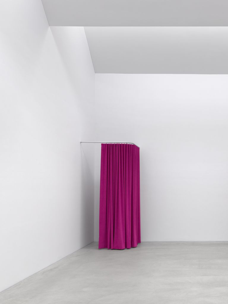 Sylvie Fleury
Fitting Room, 2023
Metallic structure, fabric
270 &times; 130 &times; 130 cm
106 1/4 &times; 51 1/8 &times; 51 1/8 inches