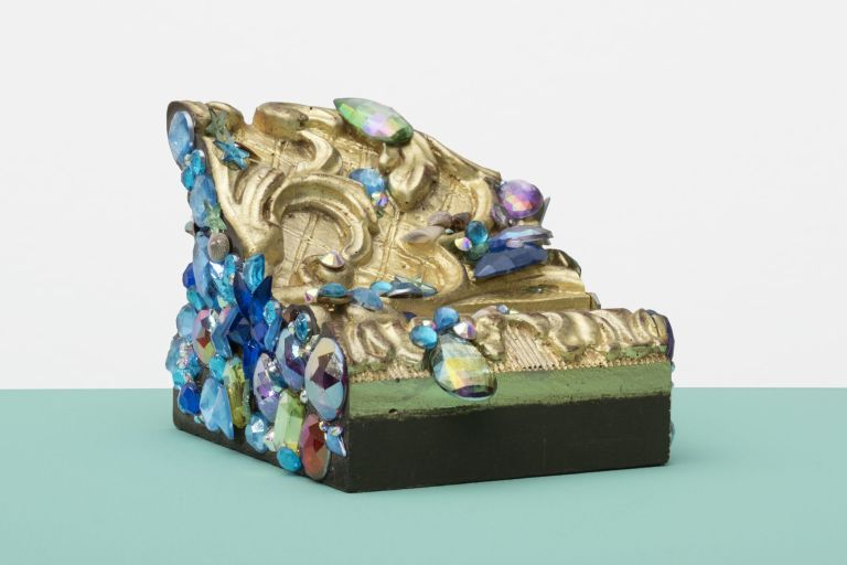 Karen Kilimnik
Sea treasure (Munn frames), 2023
Wood, gold leaf, rhinestones
9 &times; 12 &times; 10 cm
3 1/2 &times; 4 3/4 &times; 4 inches