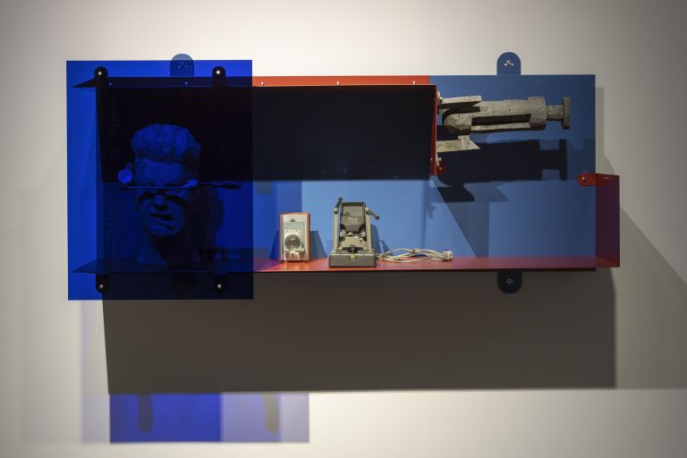 John Bock
Untitled, 2023
Red and blue powder-coated steel display case with blue Plexiglas, wooden head with razor blade in Babybel wax and screw clamp with small objects, old film editing equipment, aluminum object
80 &times; 165 &times; 54 cm
31 1/2 &times; 65 &times; 21 1/4 inches