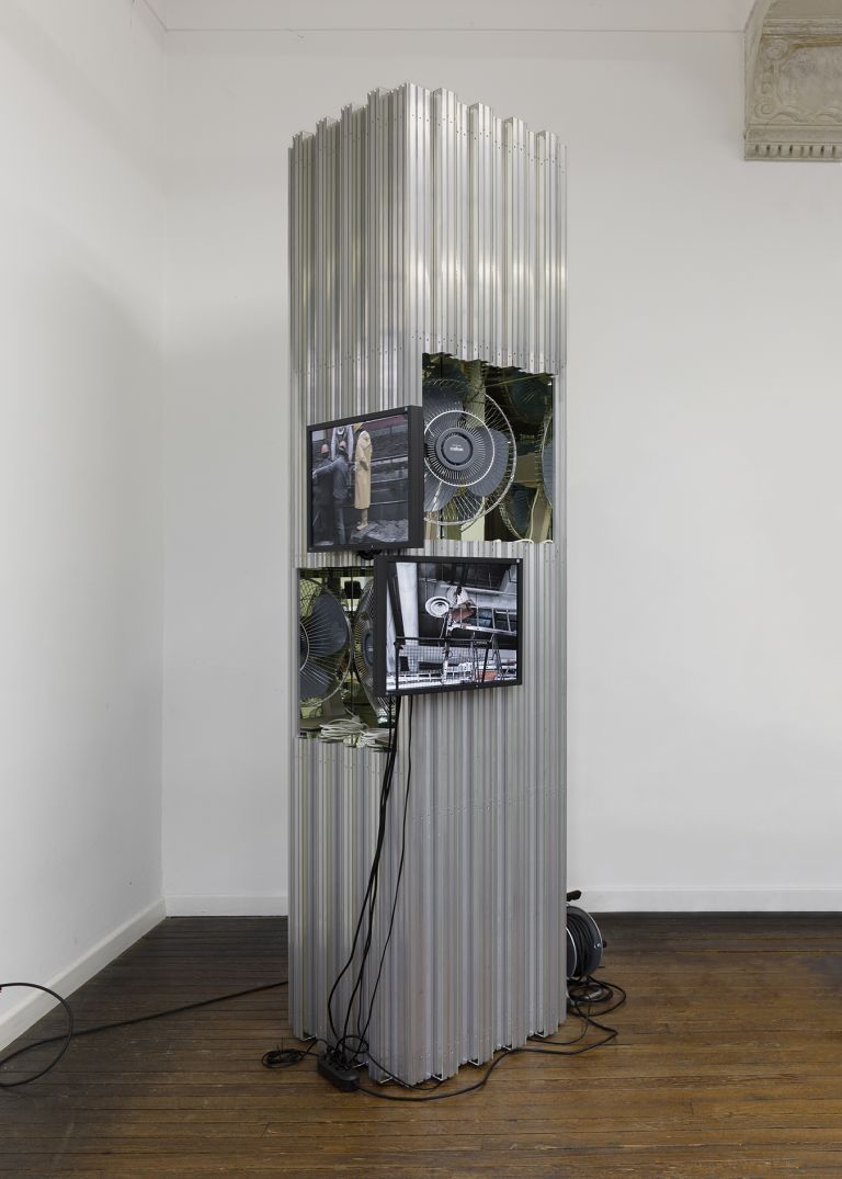 Reinhard Mucha
Ohne Titel („Calor’), [2022] 1986
Untitled (‘Calor’)
Video animated photographs and sound track, 4 LCD monitors, aluminium profiles, mirror glass, 4 ‘Calor’ fans, blockboard, 5 media players, audio monitor (aktive), 4 USB flash drives, CF card, electrical cords with female and male plugs, 2 power strips, cable reel
276 x 91 x 131 cm | 108 5/8 x 35 7/8 x 51 5/8 inches