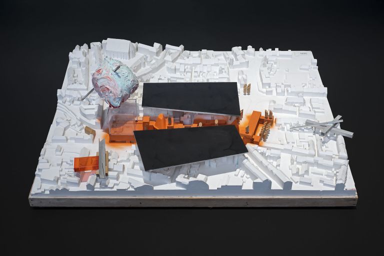 John Bock
HOUSE METAATEM, 2021
City model (plaster and wooden building on wooden frame), Kapa boards, cardboard, plastic packaging, Q-tips, metal rails, silicone pom-pom
92 × 114 × 35 cm
36 1/8 × 44 7/8 × 13 7/8 inches