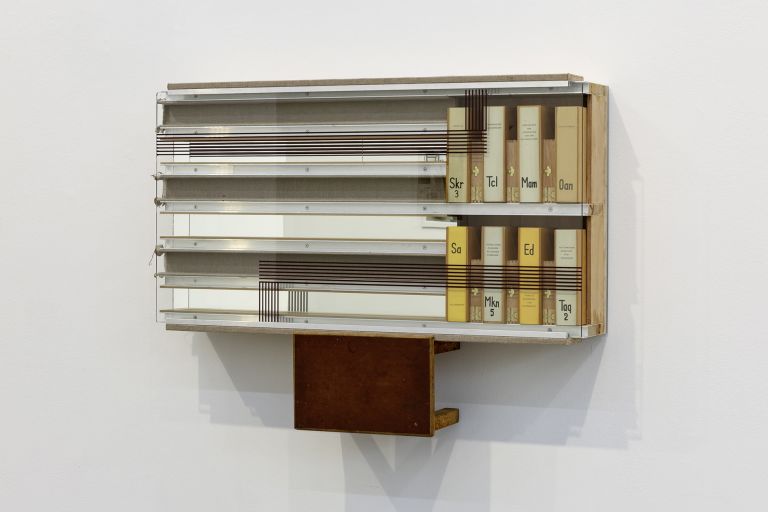 Reinhard Mucha
Leiwen, 2021
Footstool linoleum, solid wood (found object), aluminum profiles, painting canvas, alkyd enamel painted on reverse of float glass, 8 book-like placeholders, labeled and tagged with call numbers like library holdings for cataloging and retrieving various specialist fields and subject areas beech plywood, laminated paperboard (found objects), 6 empty cigar boxes, MDF board, mirror glass, blockboard
75.8 x 102 x 20.8 cm
29 7/8 x 40 1/8 x 8 1/4 inches
&copy; muchaArchive