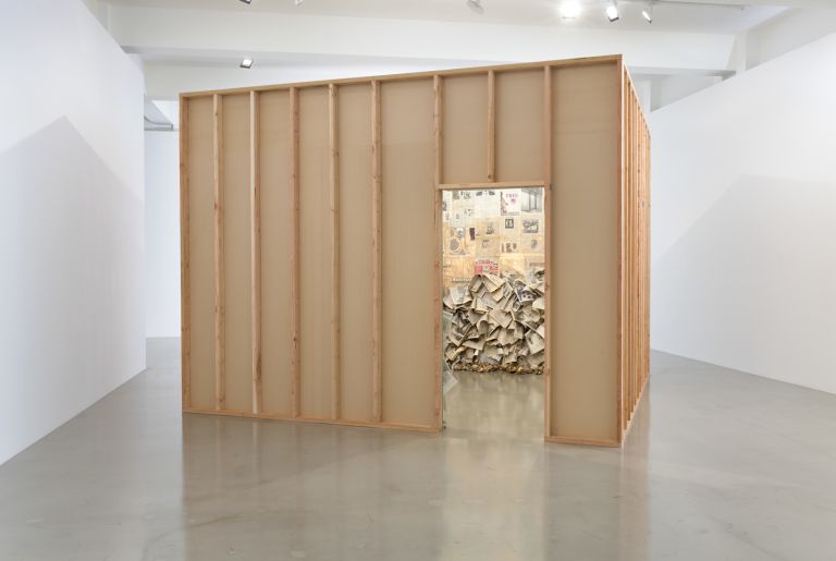 Senga Nengudi
Bulemia, 1988/2018
Newspaper and gold spray paint
308 × 424 × 429 cm
121 1/4 × 167 × 169 inches