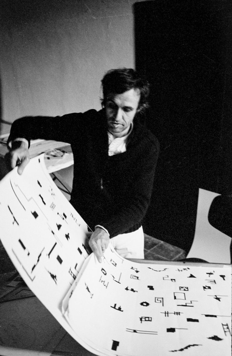 Alighiero Boetti in his studio, 1975
Photo: Gianfranco Gorgoni
Courtesy Archivio Alighiero Boetti and Sprüth Magers