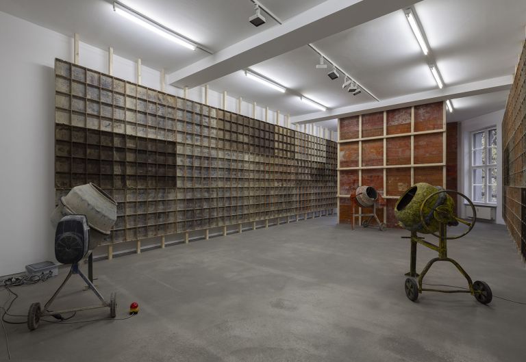 Mire Lee
Look, I&rsquo;m a fountain of filth raving mad with love, 2024
Used formwork panels, cement mixers
Dimensions variable