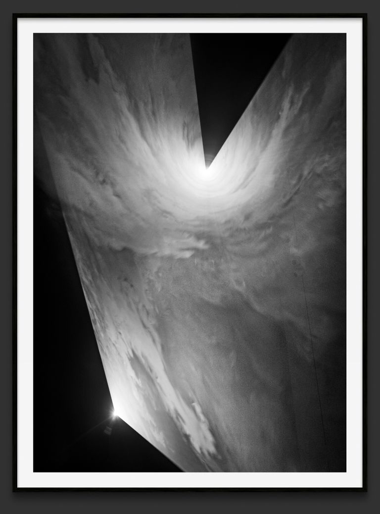 Anthony McCall
Smoke Screen VI (large), 2017
Gelatin silver print mounted on museum board and aluminum
155.89 × 114.52 cm | 61 3/8 × 45 inches
159 × 118 cm | 62 5/8 × 46 1/2 inches (framed)
Edition of 3