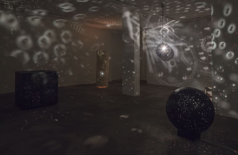 Otto Piene
Light Room with M&ouml;nchengladbach Wall, 1963&ndash;2013
One light wall and six light objects, cardboard, wood, aluminum, motors and light
Dimensions variable