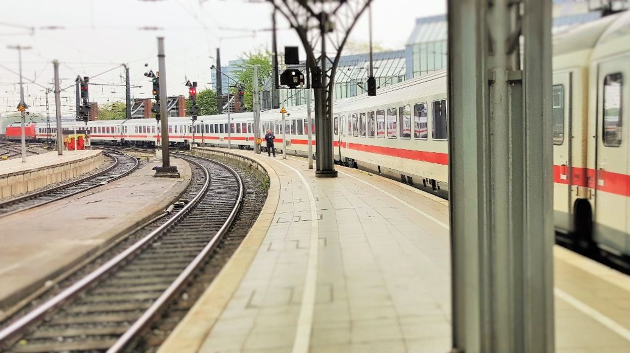 A DB IC train departs from Koln Hbf