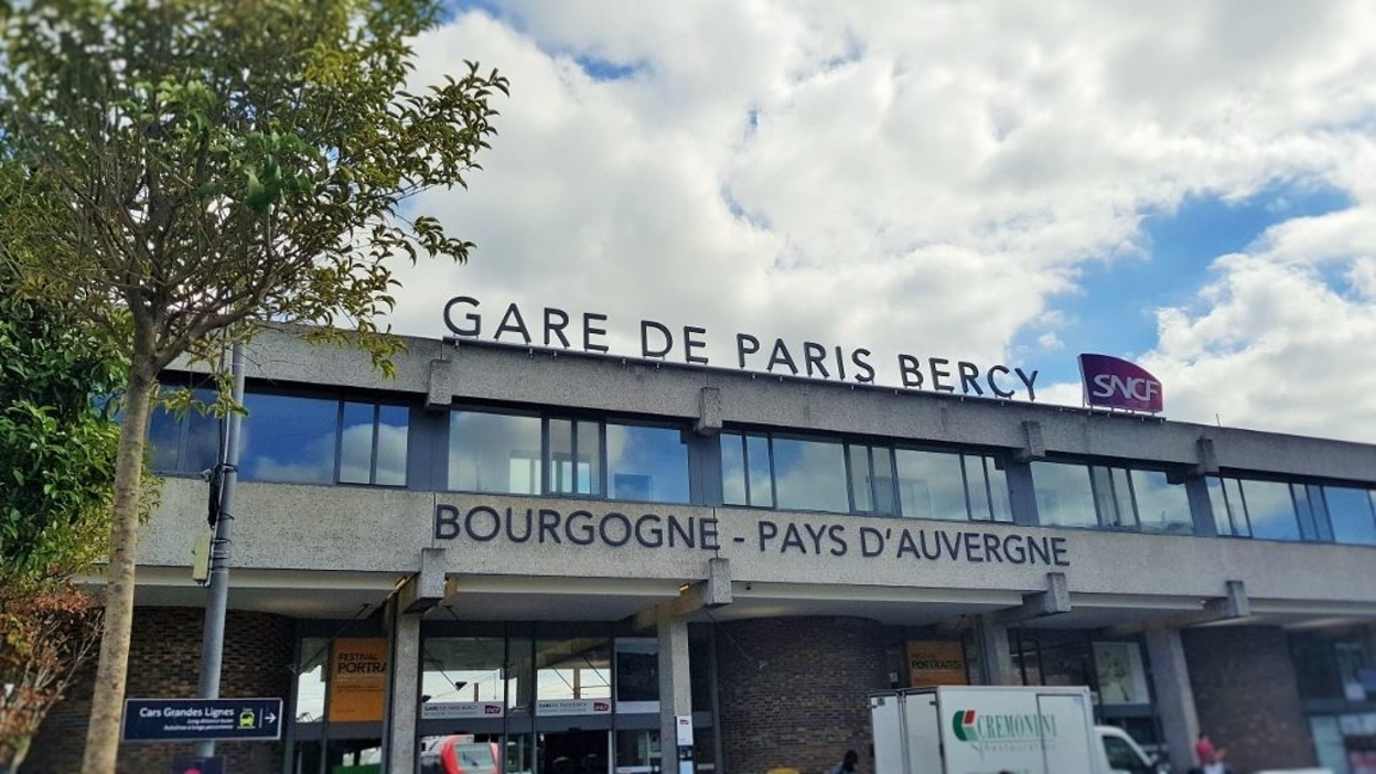 The exterior of the front of Paris Bercy Bourgogne station