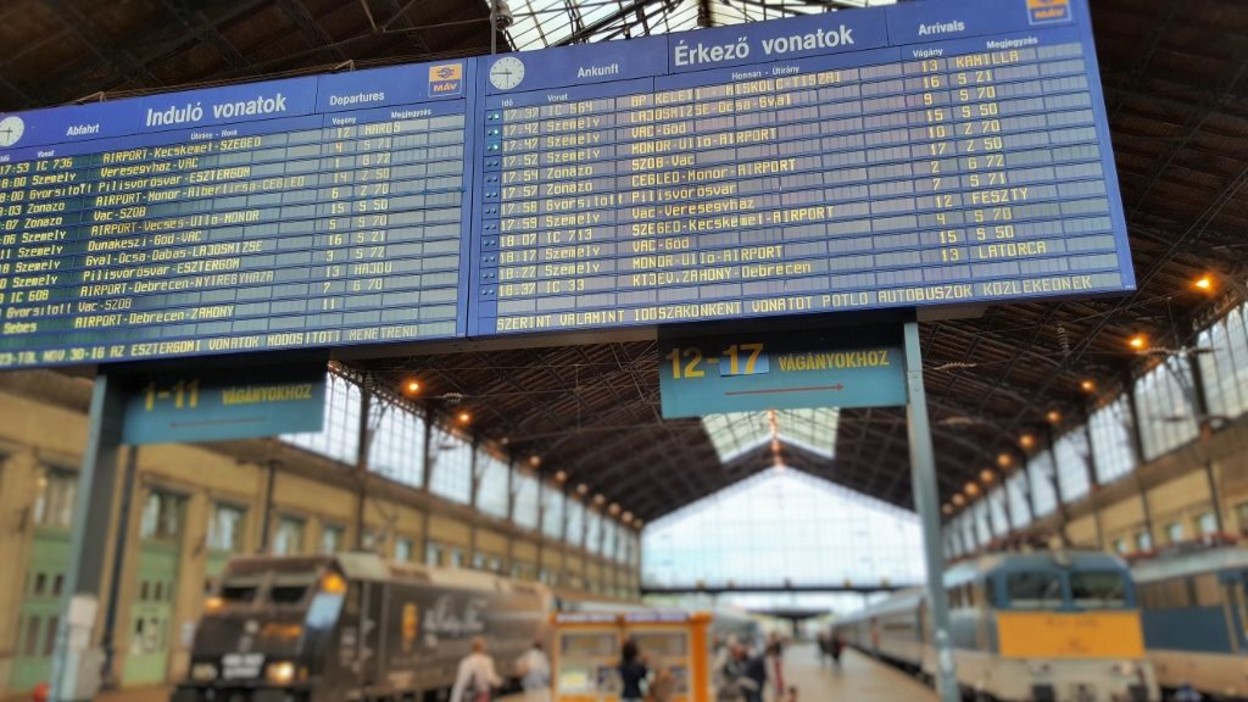 The departure board on the main concourse at Nyugati station