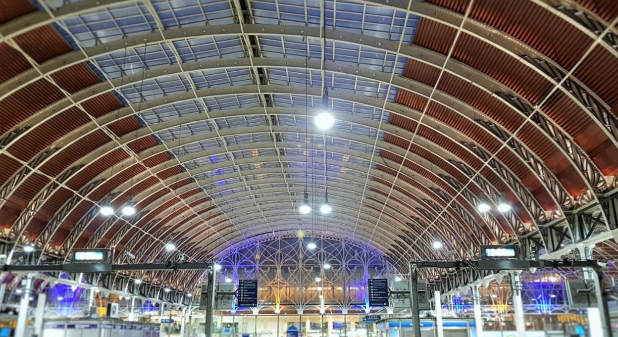 Looking towards the rear of the main concourse from platforms 4-5