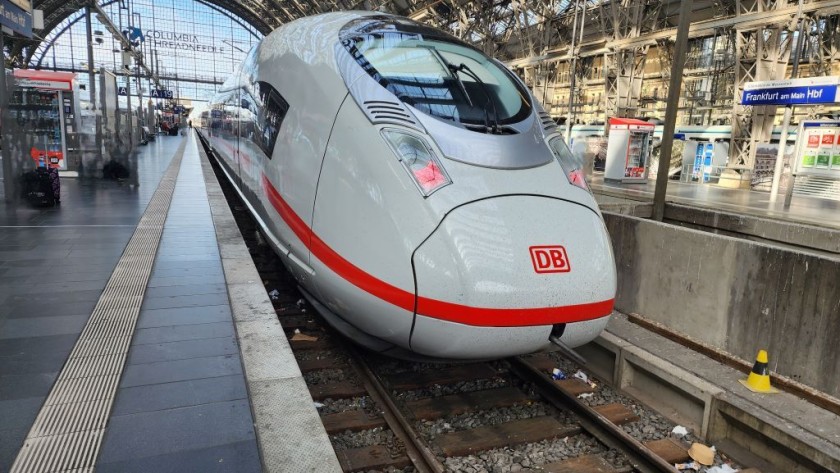 The front end view of an ICE 3 (407) train