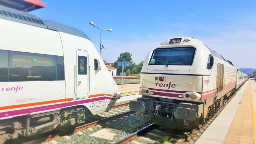  A MD train on the left and an IC train on the right