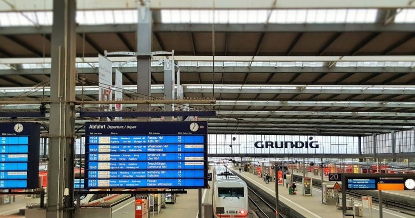 Looking down into the main departure hall at Munchen Hbf used by the long distance trains