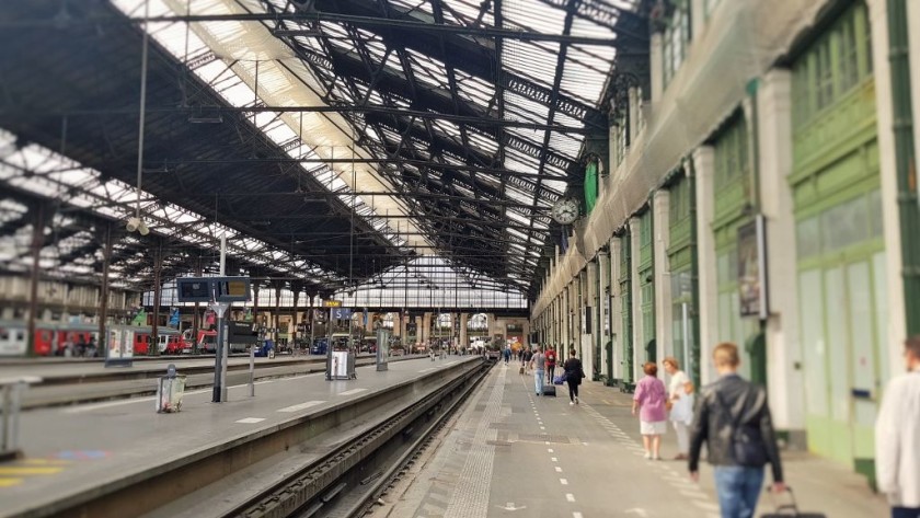 The alternative route between Halls 2 and 1 along voie A at Gare De Lyon (looking towards Hall 1)