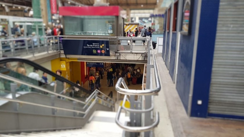 The alternative access to the Metro in the middle of the concourse