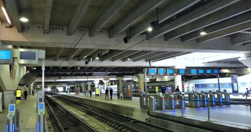 A view of the voies/platforms/tracks at Paris Montparnasse