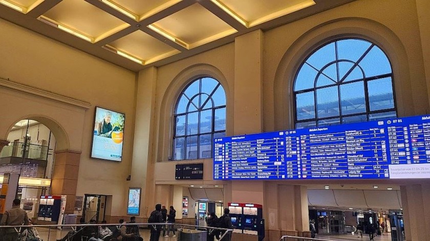 The main Hall at Hannover Hbf looking towards the ticket office