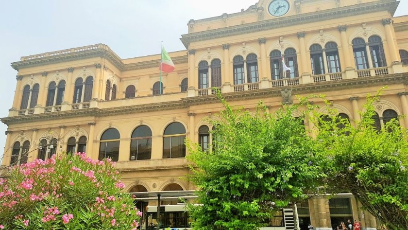 The elegant frontage at Palermo Centrale, the bus stops are here