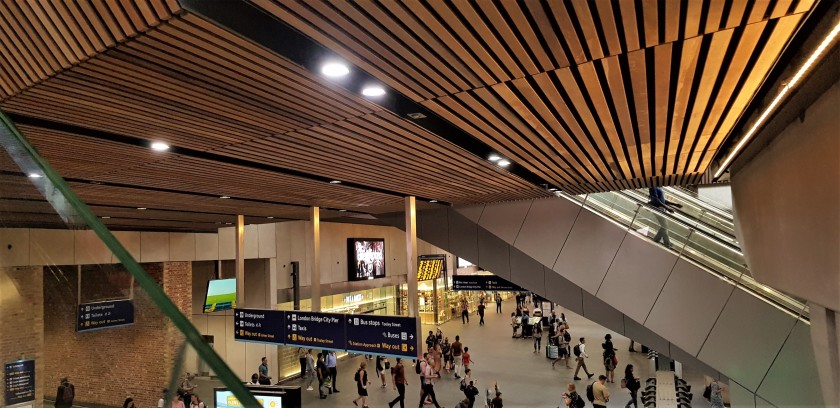 The area between the main concourse ticket gates and the passage to the Underground