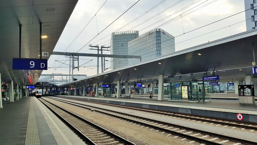 The long bahnsteigen (platforms/tracks) two trains can be simultaneously scheduled to use different zones