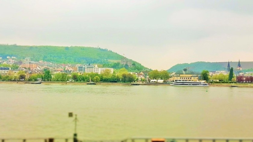 Passing by Bingen, which can be seen on the opposite bank