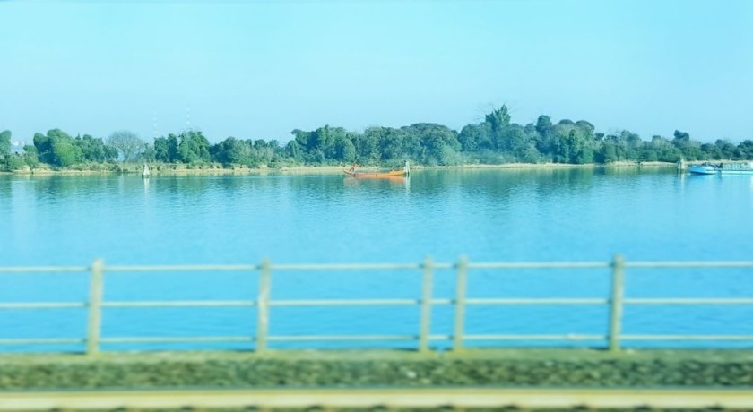 Crossing the lagoon to S. Lucia station #1