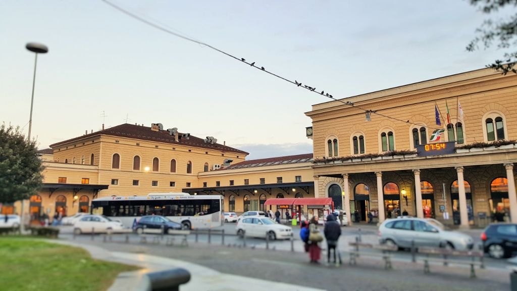 Using the main railway station in Bologna ShowMeTheJourney