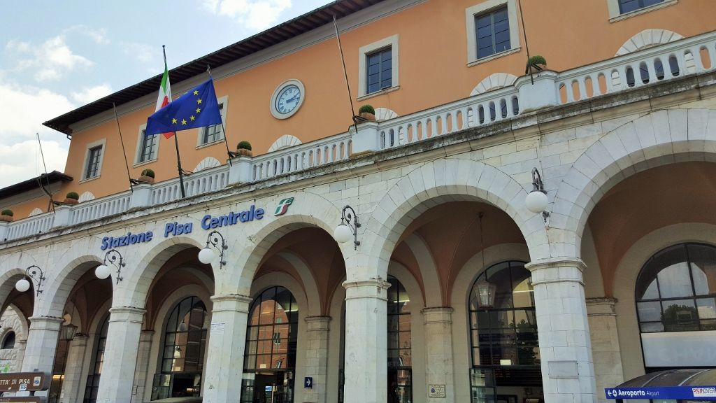 Using the main railway station in Pisa | ShowMeTheJourney