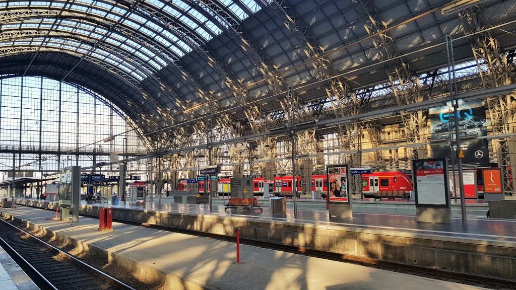 Holiday in Frankfurt and take day trips by train