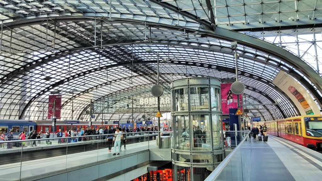 The local S_Bahn trains use the upper level at Berlin Hbf