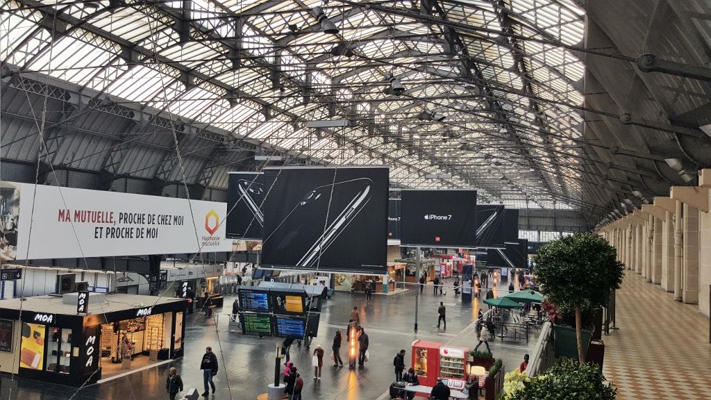 Looking across the enormous concourse at Paris Est