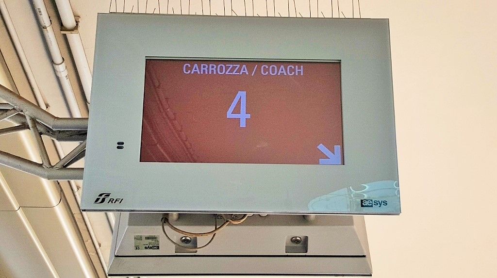 How to use the Coach/carrozza number info screens at major stations in Italy