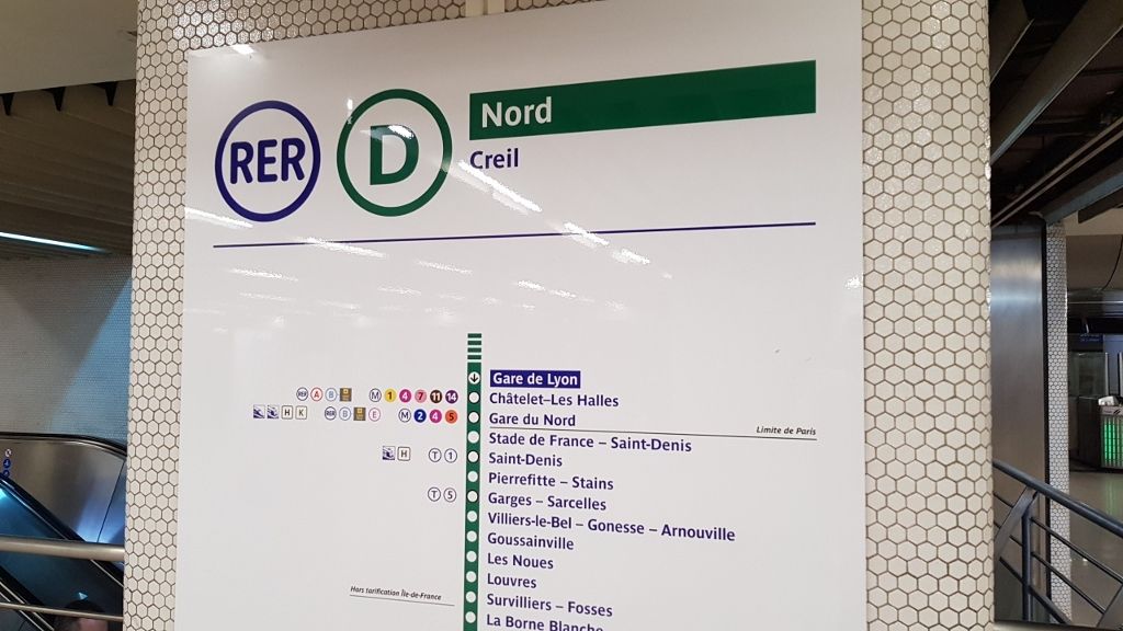 Grande Lignes signs within the metro