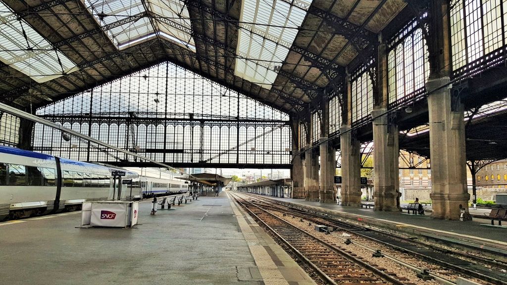 Travel to and from Paris by train